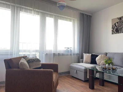 Oturma odası; doğal ışık, ahşap zemin, modern stil