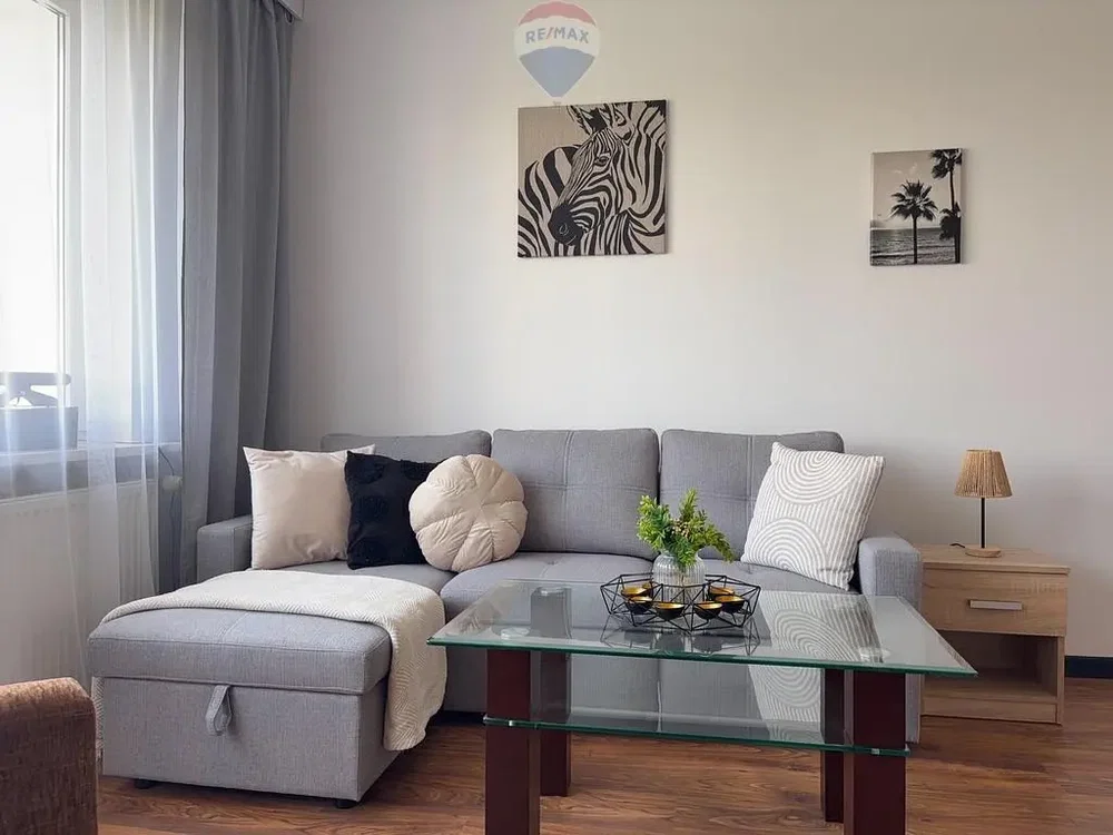 Oturma odası; ahşap zemin, doğal ışık, modern stil