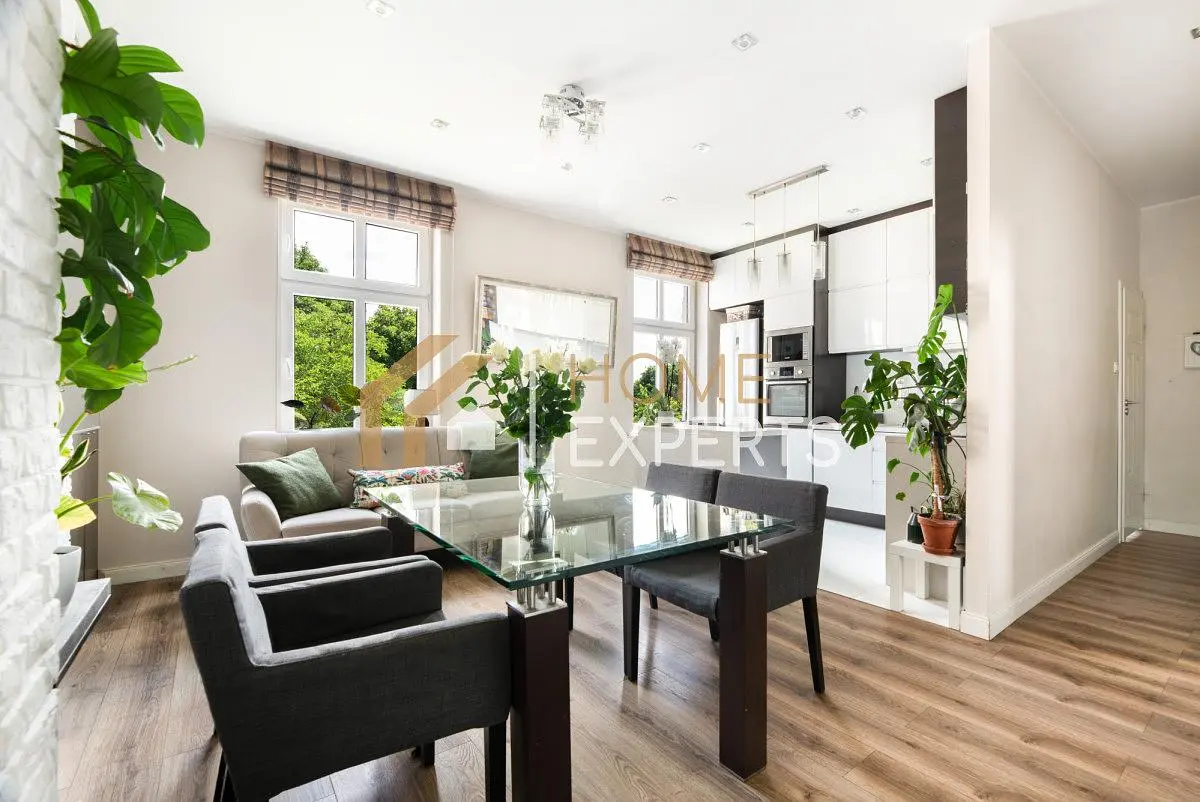 Wohnzimmer; tageslicht, moderner stil, holzboden