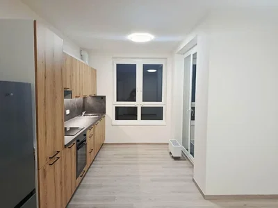 Cuisine; électroménager, lumière naturelle, rénové, carrelage