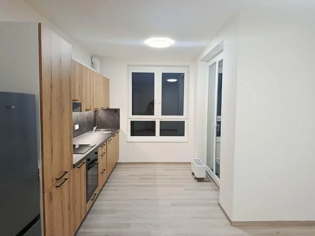 Cuisine; électroménager, lumière naturelle, rénové, carrelage