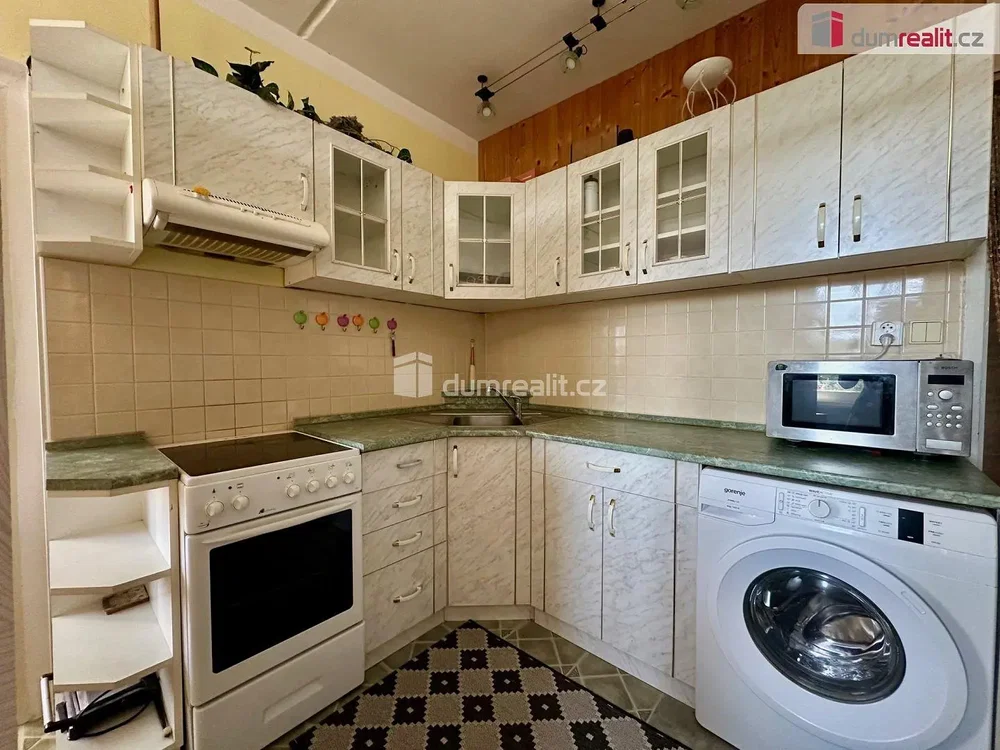 Kitchen; kitchen appliances, tile floor