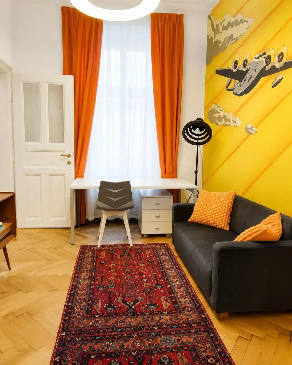 Salon; podłoga drewniana, światło dzienne, styl rustykalny