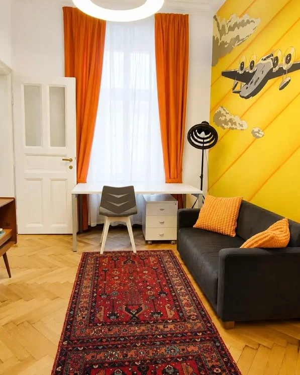 Salon; podłoga drewniana, światło dzienne, styl rustykalny
