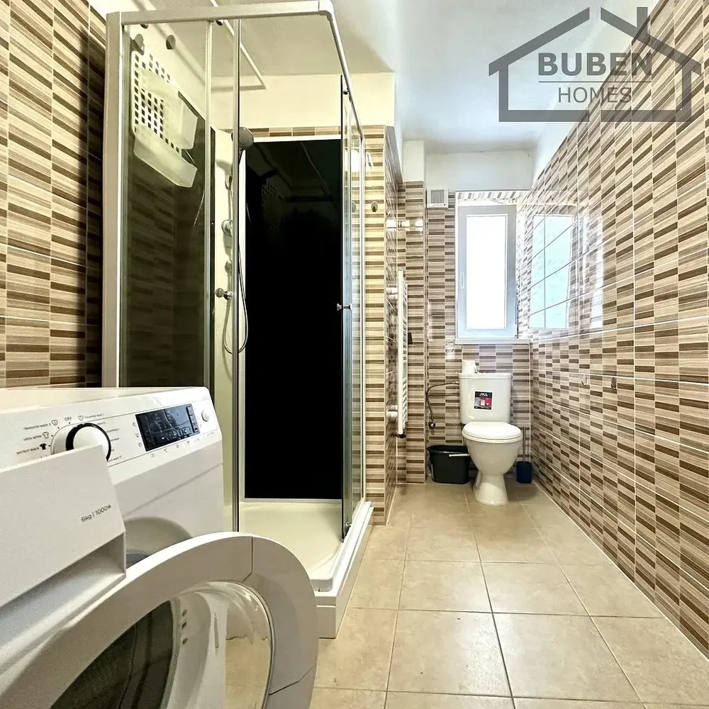 Toilettes; carrelage, lumière naturelle