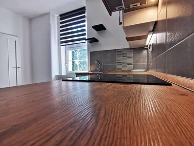 Кухиња; кухињски апарати, плочице, дрвени под, природно светло