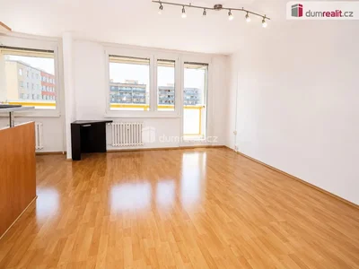Obývačka; drevená podlaha, prirodzené svetlo, výhľad