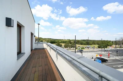 Balkón; výhľad, drevená podlaha