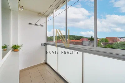 Balkón; výhľad, dlažba, prirodzené svetlo