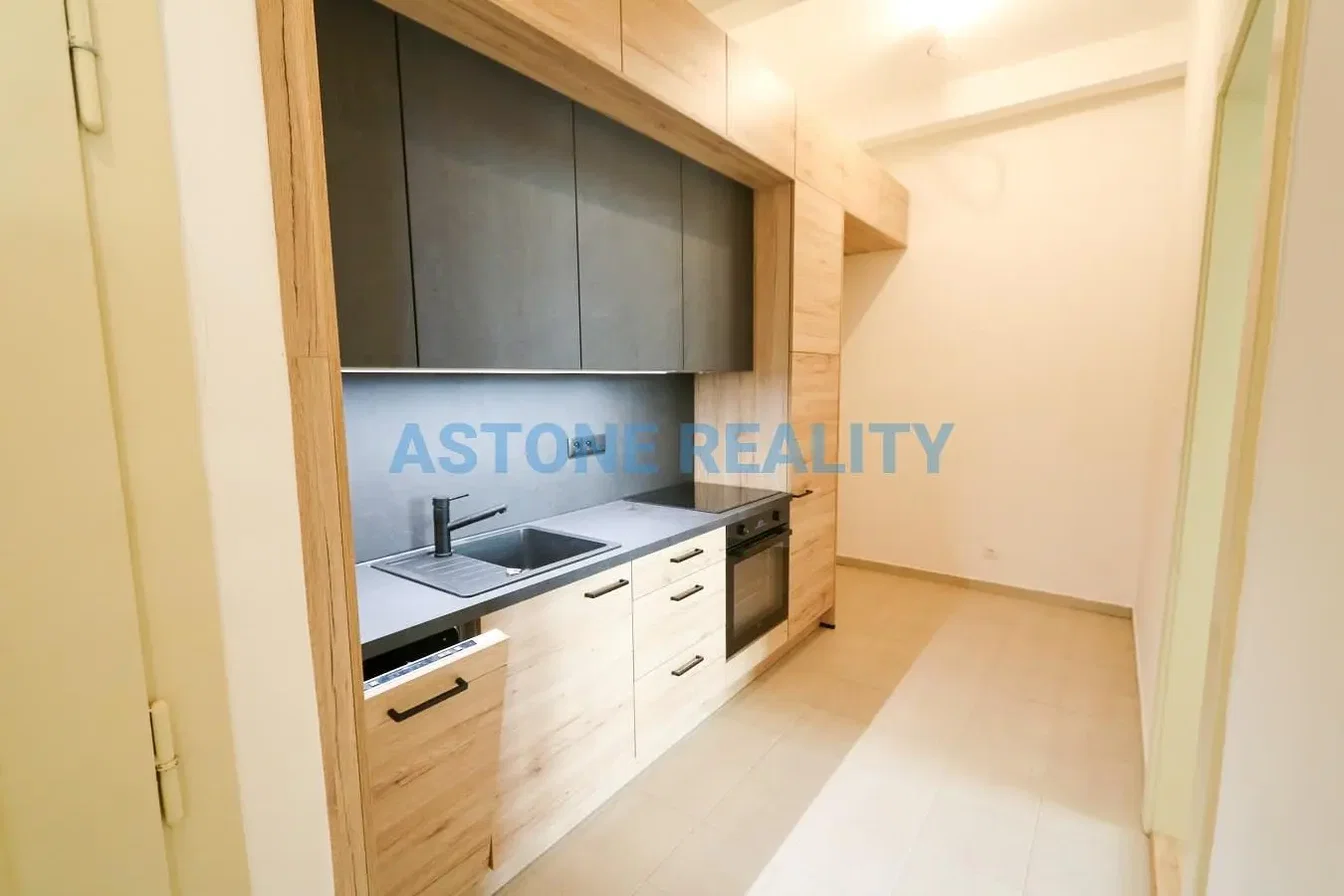 Kitchen; kitchen appliances, renovated, natural light