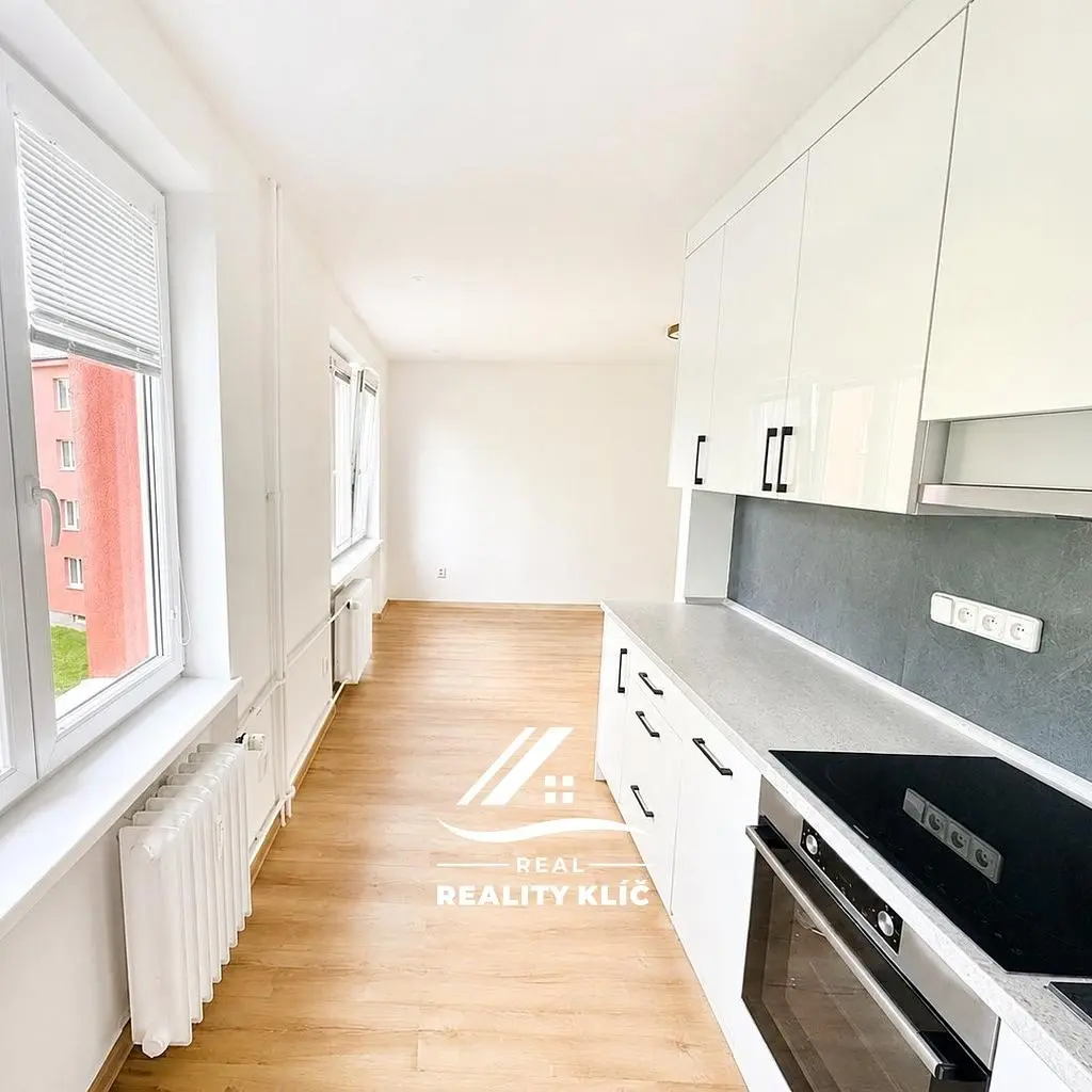Kitchen; kitchen appliances, wood floor, natural light