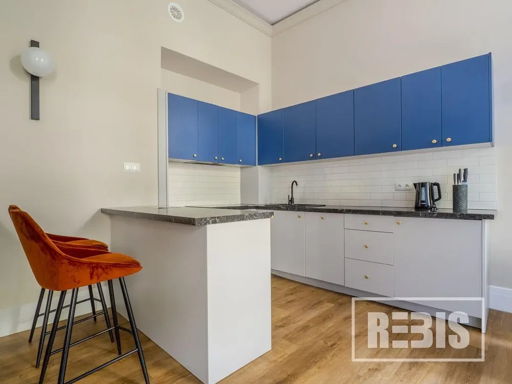 Cuisine; électroménager, parquet, lumière naturelle