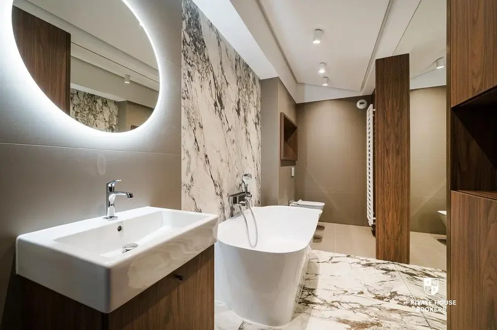 Banyo; tadilatlı, doğal ışık, fayans zemin, ahşap kirişler