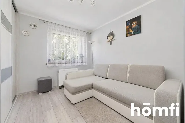 Salón; suelo de madera, luz natural, estilo moderno