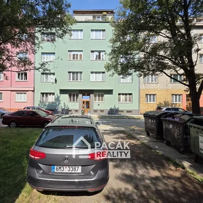 Къща и околности