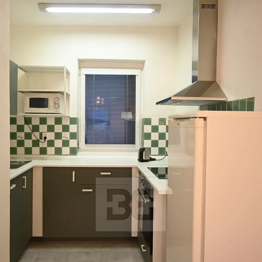 Cuisine; électroménager, carrelage, lumière naturelle