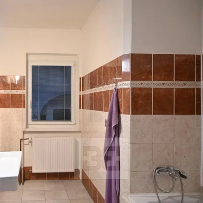 Salle de bain; carrelage, lumière naturelle