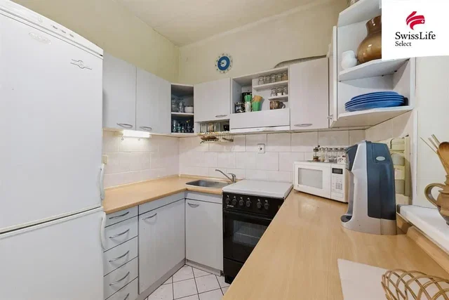 Kuhinja; kuhinjski aparati, pločice, renoviran