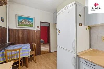 Kuchyně; dlažba, dřevěná podlaha, kuchyňské spotřebiče