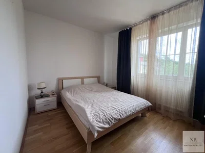 Quarto; chão de madeira, luz natural