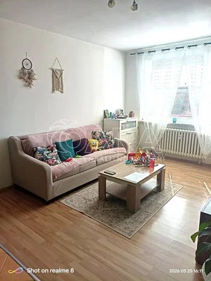 Дневна соба; дрвени под, природно светло