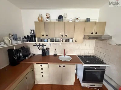 Cozinha; eletrodomésticos, chão de madeira, precisa de renovação, luz natural