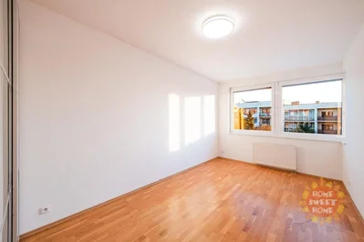 Schlafzimmer; holzboden, tageslicht