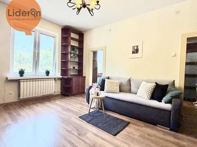 Oturma odası; doğal ışık, ahşap zemin, modern stil