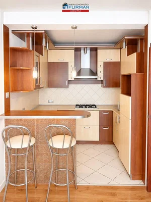 Cocina; electrodomésticos, suelo de baldosas, suelo de madera