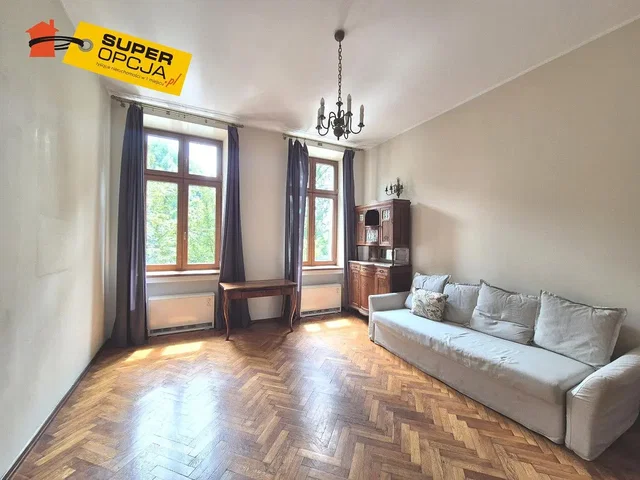 Cuisine; électroménager, parquet, lumière naturelle