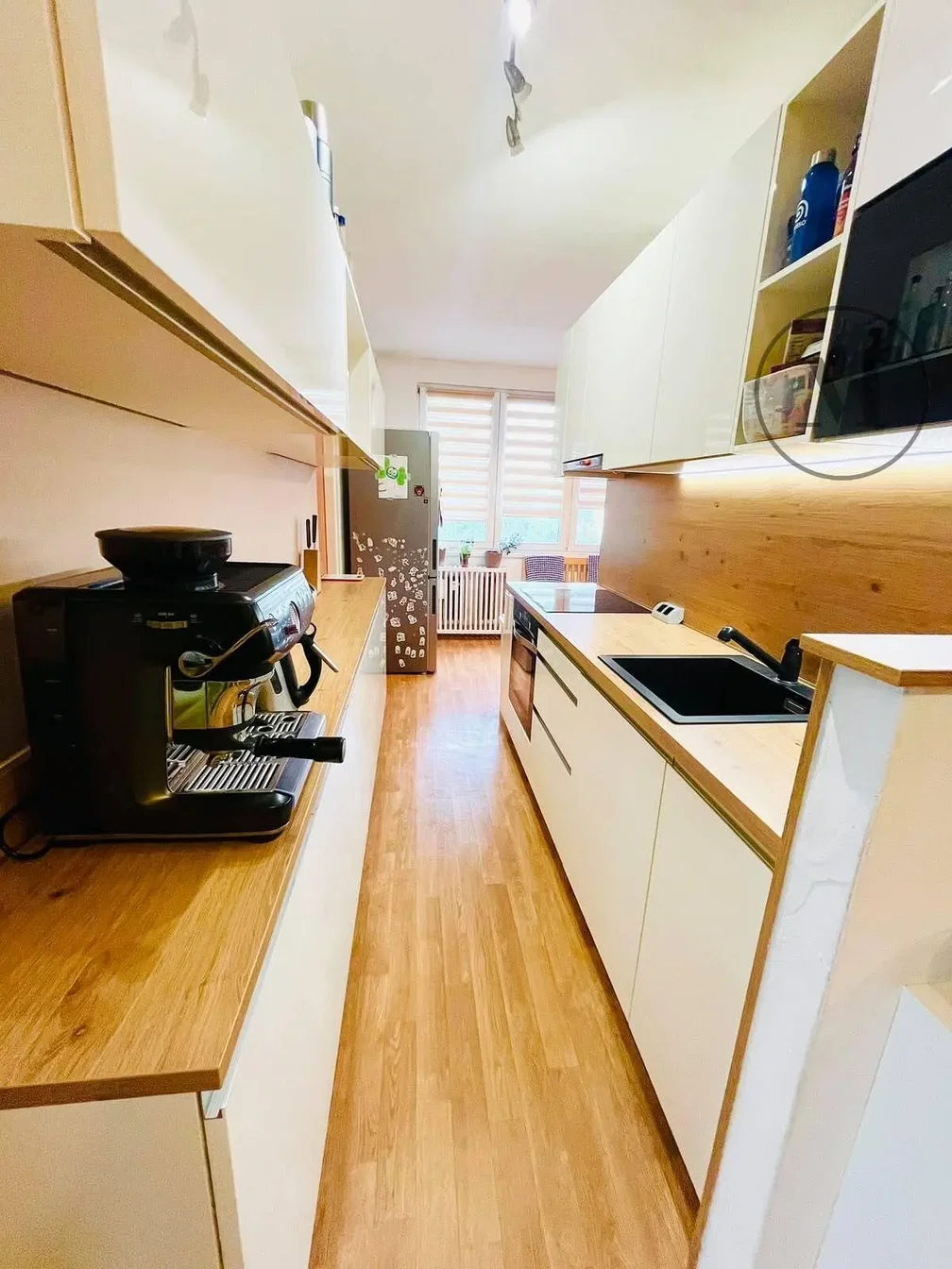 Cuisine; électroménager, parquet, lumière naturelle, style moderne