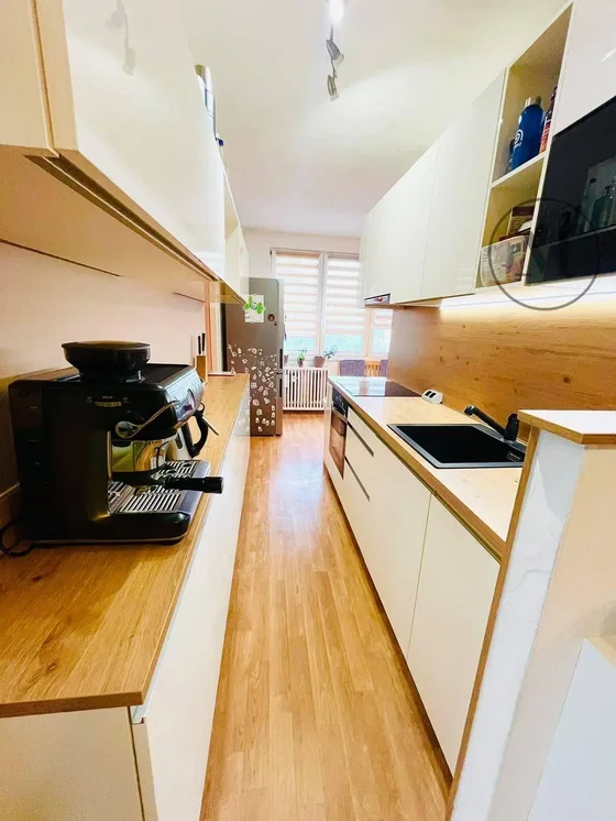 Cuisine; électroménager, parquet, lumière naturelle, style moderne