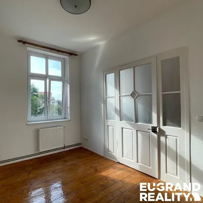 Schlafzimmer; holzboden, tageslicht, blick