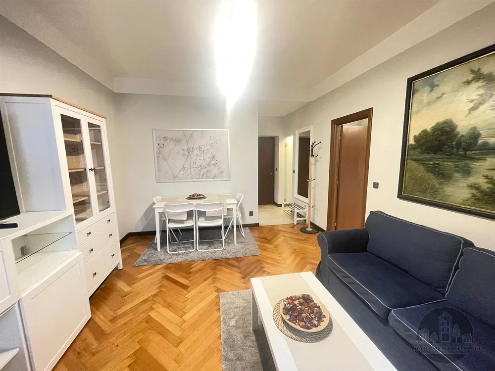 Salon; parquet, lumière naturelle, style moderne