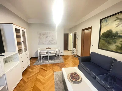 Salon; parquet, lumière naturelle, style moderne