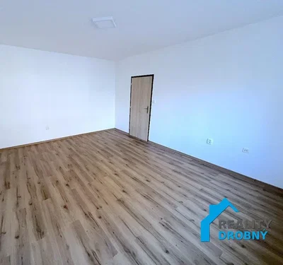 Ložnice; dřevěná podlaha, přirozené světlo