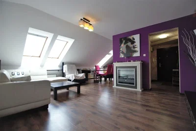 Salón; suelo de madera, chimenea, luz natural
