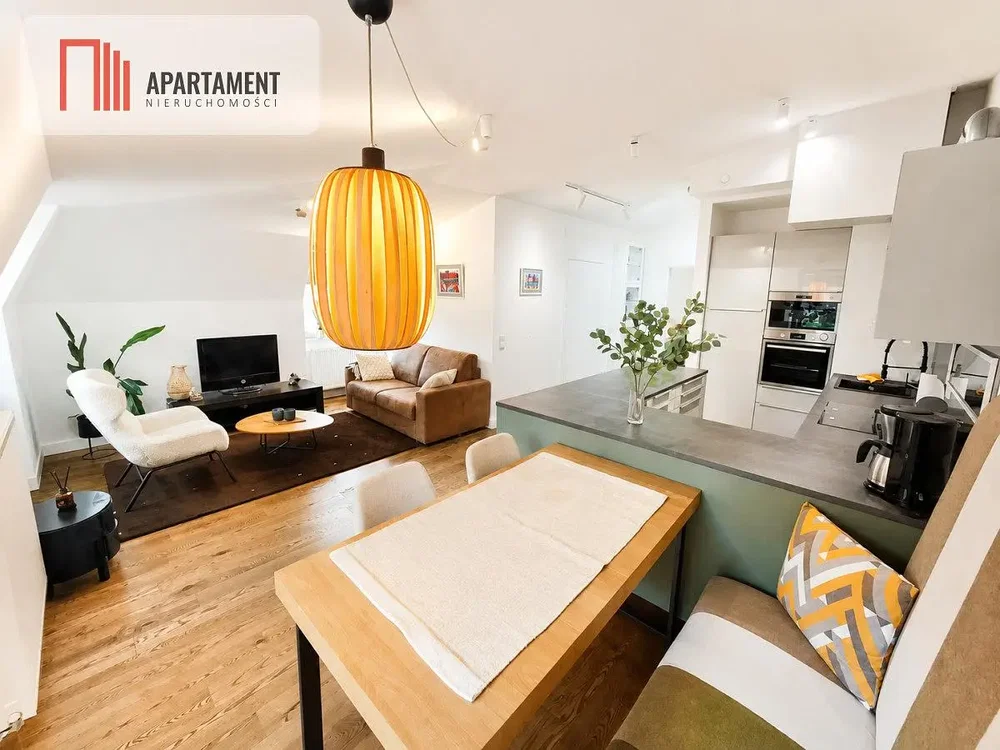 Woonkamer; natuurlijk licht, houten vloer, moderne stijl