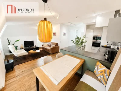 Woonkamer; natuurlijk licht, houten vloer, moderne stijl