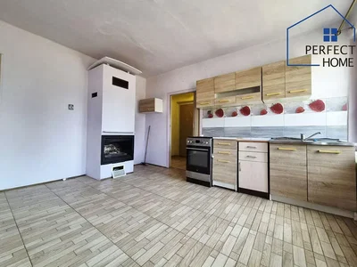 Cocina; electrodomésticos, suelo de baldosas, chimenea, necesita renovación