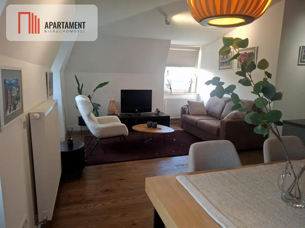 Wohnzimmer; holzboden, tageslicht, moderner stil