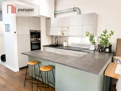 Woonkamer; houten vloer, natuurlijk licht, moderne stijl