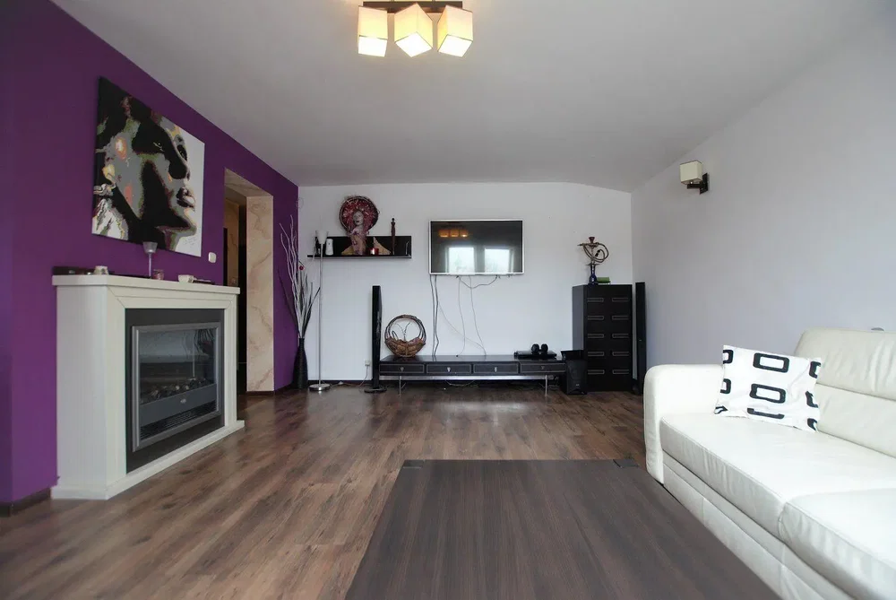 Wohnzimmer; kamin, holzboden, tageslicht