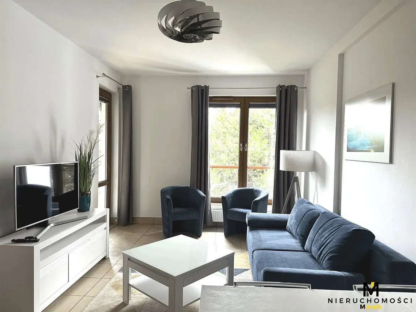 Oturma odası; doğal ışık, modern stil
