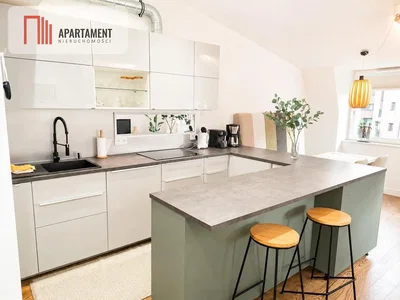 Keuken; keukenapparatuur, tegelvloer, natuurlijk licht