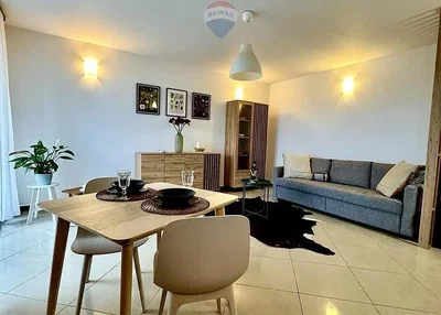 Wohnzimmer; moderner stil, holzboden, fliesenboden, tageslicht, renoviert