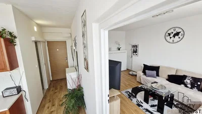 Wohnzimmer; holzboden, tageslicht, moderner stil