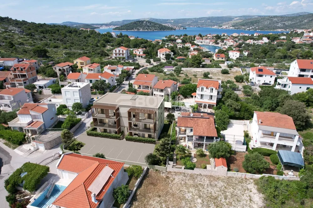 Casa y alrededores; vista