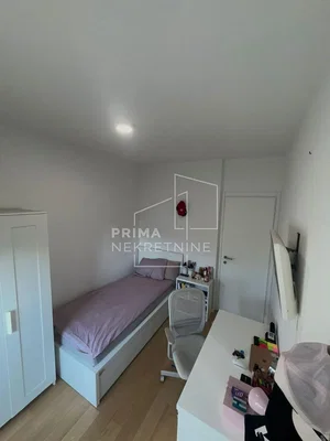 Schlafzimmer; holzboden, tageslicht