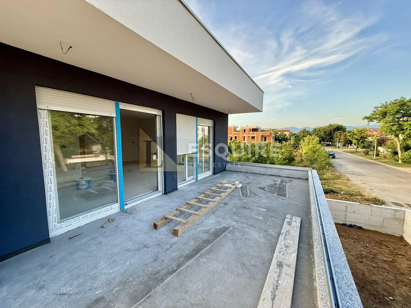 Terrasse; vue, nécessite rénovation, lumière naturelle